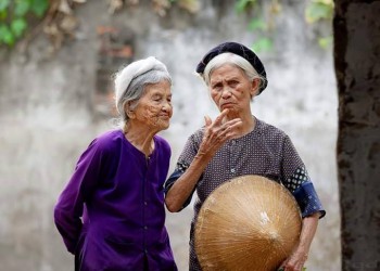 Thơ tiếng Nghệ: Chuyện hai bà hàng xóm